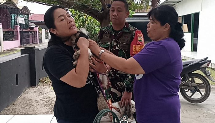 Babinsa Siantar Selatan Dampingi DKPP Beri Vaksin Rabies: Wujud Kepedulian Bersama Lindungi Hewan dan Warga