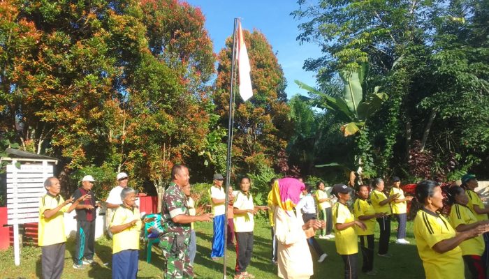 Babinsa Tigabalata Ajak Lansia Tetap Sehat Lewat Senam Bersama