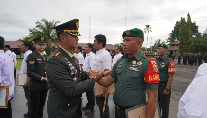 Berhasil Amankan Penyalahguna Narkoba, Danrem 022/PT Beri Penghargaan kepada Prajurit