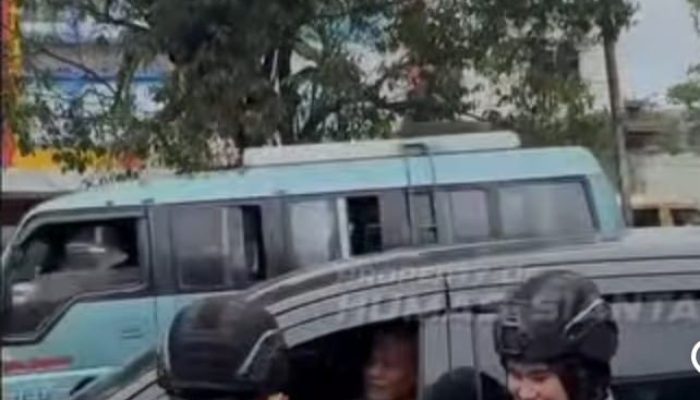 Pengendara Saat Antrian BBM Dapat Permen dan Air Mineral