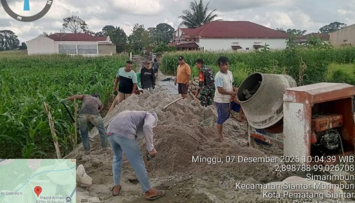 Babinsa Koramil 03/Siantar Selatan Aksi Gotong Royong Perbaiki Jalan di Gg. Sampoerna