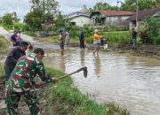 Babinsa dan Warga Nagori Bangun Pane Gotong Royong Bersihkan Bahu Jalan, Cegah Genangan Air di Musim Hujan