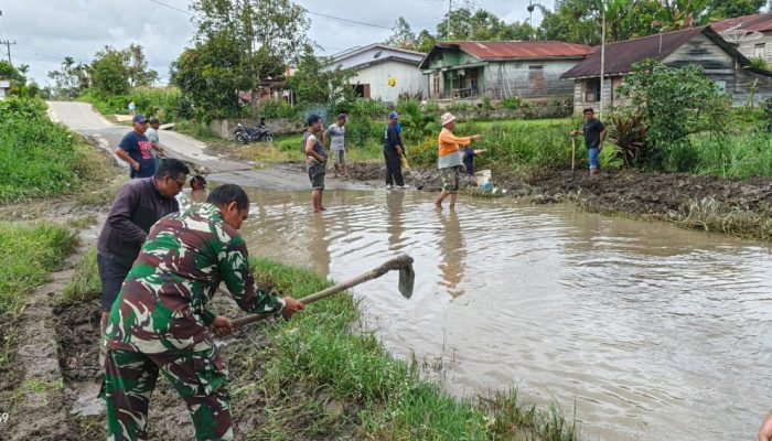 Babinsa dan Warga Nagori Bangun Pane Gotong Royong Bersihkan Bahu Jalan, Cegah Genangan Air di Musim Hujan
