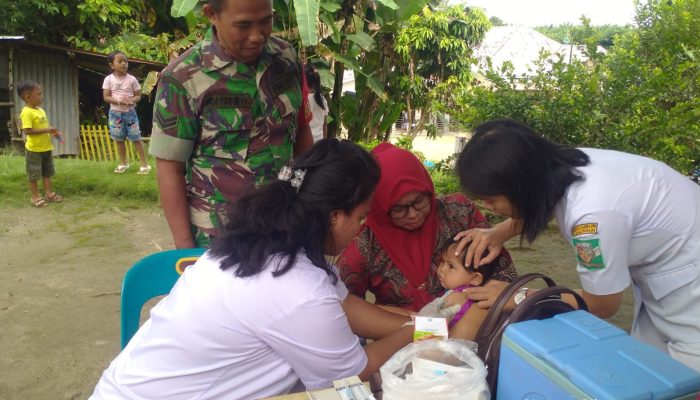 Babinsa Koramil 10/Tanah Jawa Dampingi Penimbangan Balita dan Ibu Hamil di Nagori Pagar Jambi