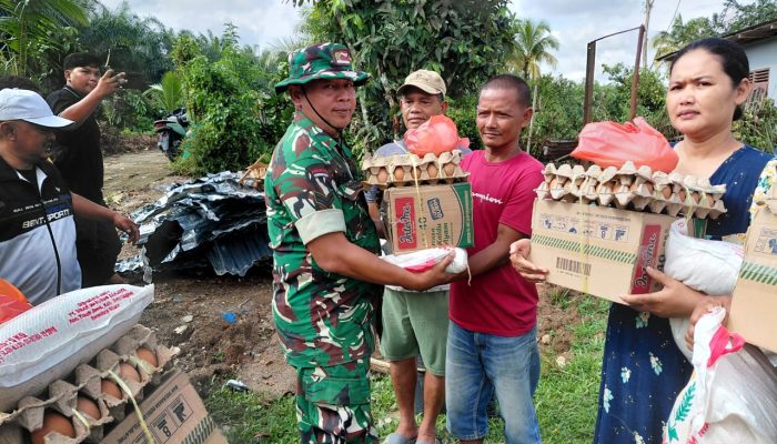 Babinsa Dampingi Kapolres Simalungun Salurkan Tali Asih untuk Korban Puting Beliung di Tanah Jawa