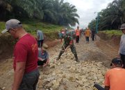 Wujud Kemanunggalan TNI–Rakyat, Babinsa Tanah Jawa Bergotong Royong Bangun Jalan