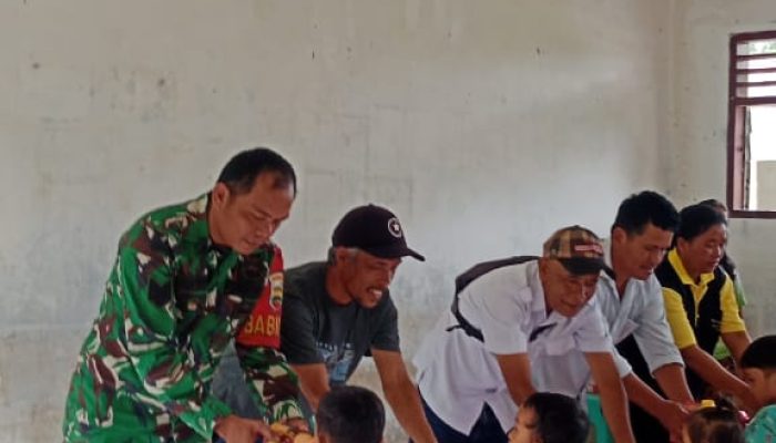 Peduli Gizi Balita, Babinsa Koramil Raya Bersama Kader Posyandu Bagikan Makanan Tambahan untuk Balita di Nagori Partuahan