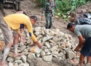 Babinsa Perdagangan Bersama Warga Gotong Royong Perbaiki Jalan Kampung Tembaan