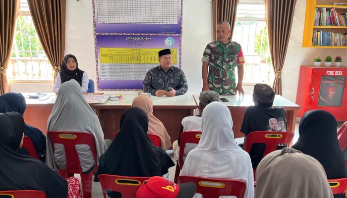 Babinsa Koramil Bangun Dampingi Pembagian BLT-DD di Nagori Karang Anyar
