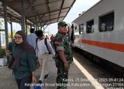 Pastikan Perjalanan Aman, Babinsa Jaga Keamanan Nataru di Stasiun KA Perlanaan