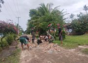 Babinsa Koramil 05/Serbelawan Bersama Warga Gotong Royong Perbaiki Jalan Lingkungan di Kelurahan Aman Sari