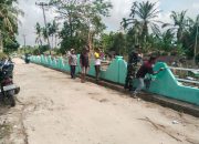 Kebersamaan Terjalin di TPU, Babinsa dan Warga Kompak Gotong Royong