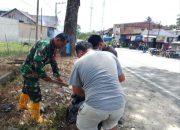 Cegah Banjir, Babinsa Tiga Balata Ajak Warga Bersihkan Parit Jalan