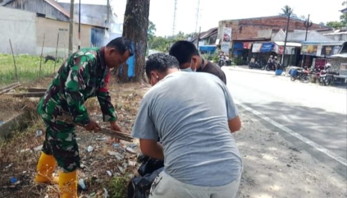 Cegah Banjir, Babinsa Tiga Balata Ajak Warga Bersihkan Parit Jalan