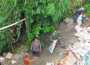 Babinsa dan Warga Gotong Royong Benahi Jalan Longsor Jelang Arus Mudik Tahun Baru