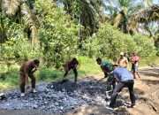 Babinsa Koramil 07/Bosar Maligas Gotong Royong Bersama Warga Perbaiki Jalan Rusak di Nagori Bangun Sordang