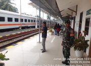 Pastikan Kenyamanan Penumpang, Babinsa Perdagangan Laksanakan Pam Nataru di Stasiun Bandar Tinggi