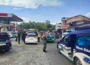 Sinergi TNI–Polri Atur Lalu Lintas di Parapat, Babinsa Hadir Jaga Kelancaran Jalan