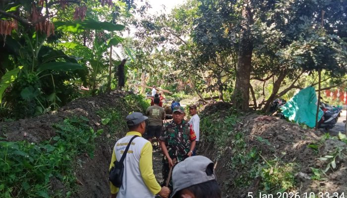 Babinsa dan Pangulu Karang Rejo Bersama Warga Gotong Royong Bersihkan Irigasi