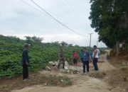 Semangat Gotong Royong, Babinsa Koramil Tanah Jawa Bantu Perbaikan Jalan Demi Kelancaran Warga
