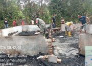 Babinsa Tanah Jawa Hadir di Tengah Duka, Gotong Royong Bersihkan Puing Rumah Warga Terdampak Kebakaran
