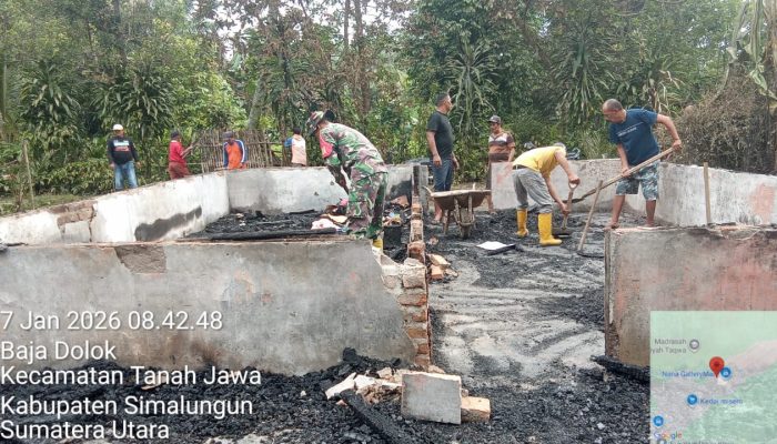 Babinsa Tanah Jawa Hadir di Tengah Duka, Gotong Royong Bersihkan Puing Rumah Warga Terdampak Kebakaran