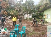 Babinsa Koramil 10/Tanah Jawa Gotong Royong Bangun Kembali Rumah Warga yang Terbakar