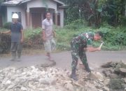 Semangat Gotong Royong, Babinsa dan Warga Bandar Tinggi Perbaiki Akses Jalan