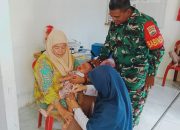 Babinsa Serbelawan Dampingi Imunisasi dan Pemberian Susu di Posyandu Nagori Kahean