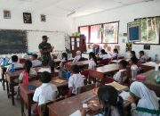 Tanamkan Patriotisme Sejak Dini, Babinsa Girsang Sipangan Bolon Edukasi Siswa SD