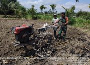 Bersama Petani, Babinsa Tanah Jawa Dukung Ketahanan Pangan di Simalungun