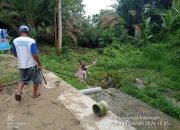 Babinsa Tiga Balata Bahu-Membahu Bersama Warga Bersihkan Irigasi Demi Pertanian Maju