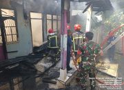 Respons Cepat Babinsa dan Damkar Padamkan Api Kebakaran Rumah Warga di Siantar Barat