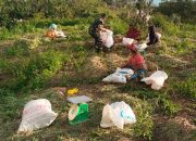 Babinsa Dolok Pardamean Dampingi Petani Panen Bawang, Ajak Jaga Ketahanan Pangan