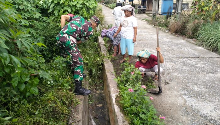 Cegah Banjir, Babinsa Tiga Balata Bersama Warga Bersihkan Parit
