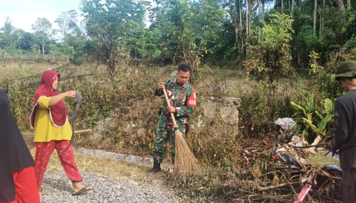Peduli Lingkungan dan Kebersamaan, Babinsa Tiga Balata Gotong Royong Bersama Warga