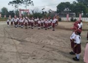 Babinsa Koramil Raya Jadi Pembina Upacara, Tanamkan Disiplin dan Semangat Belajar Siswa SD