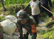 Babinsa Koramil 03/Siantar Selatan Gotong Royong Perbaiki Irigasi Demi Ketahanan Pangan