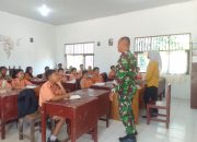 Babinsa Tiga Balata Tanamkan Wawasan Kebangsaan Sejak Dini di SD Negeri Dolok Panribuan