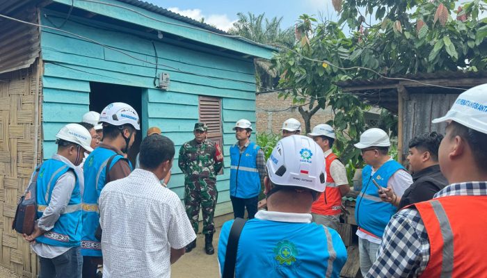 Babinsa Tiga Balata Dampingi Pemasangan Meteran Listrik Gratis untuk Warga Kurang Mampu