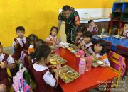 Babinsa Siantar Selatan Dampingi Program Makan Bergizi Gratis, 1.593 Siswa Terima Manfaat