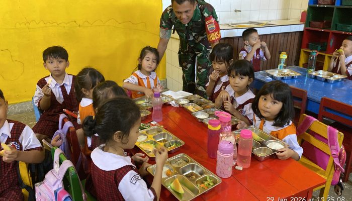 Babinsa Siantar Selatan Dampingi Program Makan Bergizi Gratis, 1.593 Siswa Terima Manfaat