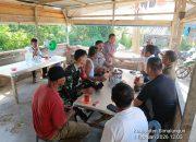 Babinsa dan Bhabinkamtibmas Pererat Silaturahmi Lewat Komsos Bersama Warga Nagori Lumban Gorat