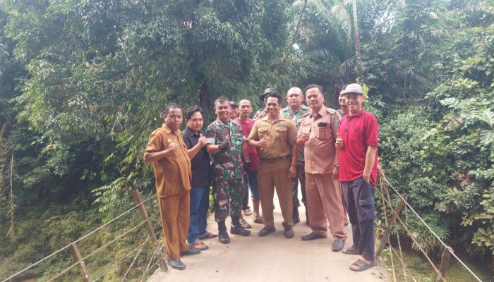 Babinsa Dampingi Peninjauan Lokasi Jembatan, Wujud Kepedulian TNI Bersama Masyarakat Huta Tomuan