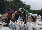Babinsa Koramil 10/Tanah Jawa Dampingi Petani, Bantu Penggilingan Jagung Pascapanen di Nagori Bahjambi II