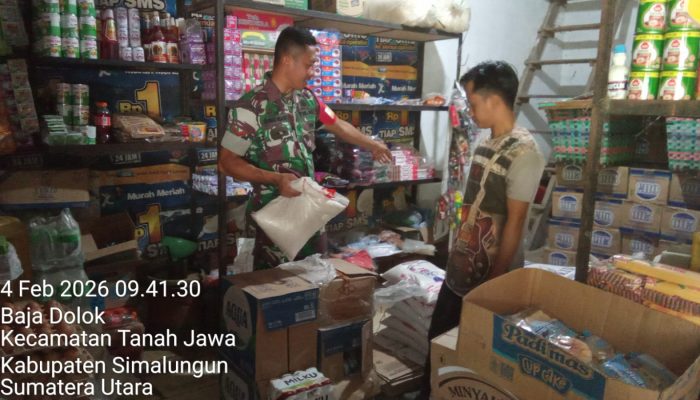 Babinsa Tanah Jawa Pantau Stok dan Harga Beras, Pastikan Kebutuhan Warga Tetap Aman