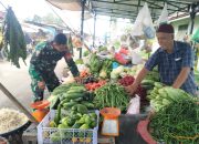 Babinsa Koramil 05/Serbelawan Pantau Harga Sembako dan Ajak Pedagang Jaga Kebersihan Pasar