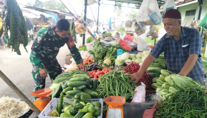 Babinsa Koramil 05/Serbelawan Pantau Harga Sembako dan Ajak Pedagang Jaga Kebersihan Pasar