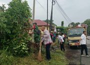 Babinsa Koramil 08/Bangun Bersama Warga Gelar Jumat Bersih di Jalan Asahan