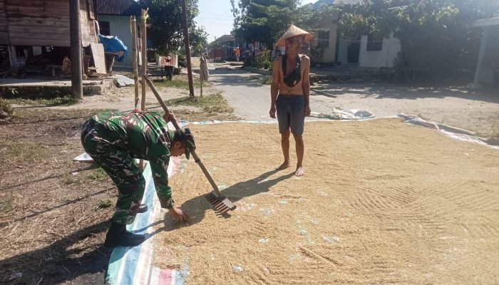 Babinsa Koramil 03/Siantar Selatan Komsos dengan Petani, Perkuat Kedekatan TNI dan Rakyat